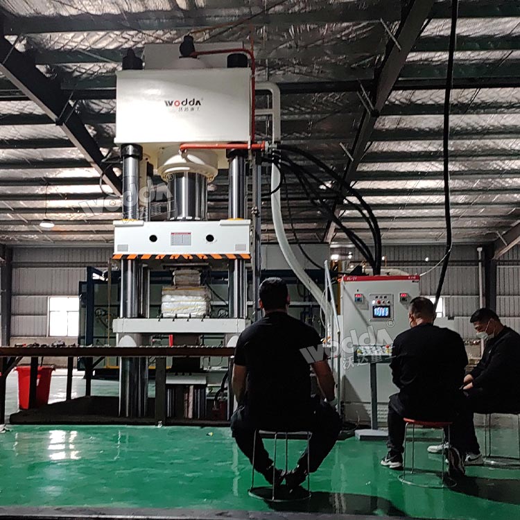 800吨石墨匣钵液压机试机 800吨石墨匣钵液压机试机