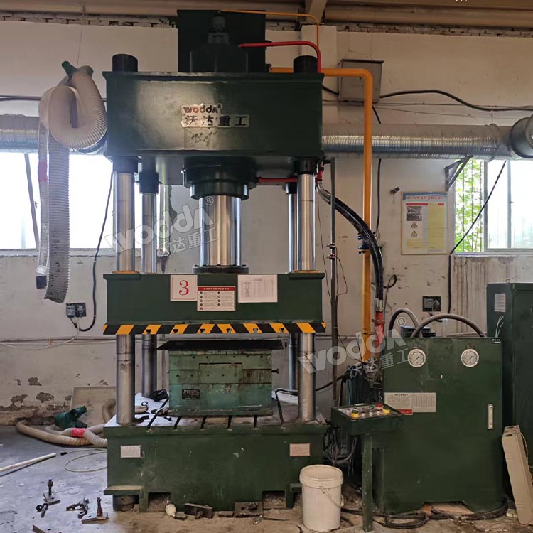 315吨玻璃钢电表箱液压机现场.jpg 315吨玻璃钢电表箱液压机现场.jpg