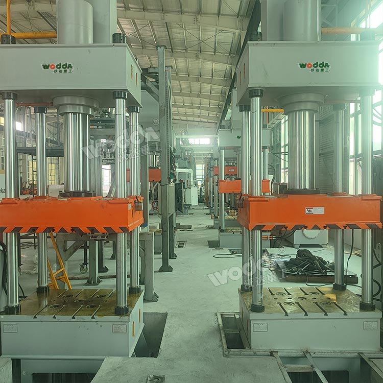 200吨石墨粉末(压柱)成型液压机安装 200吨石墨粉末(压柱)成型液压机安装