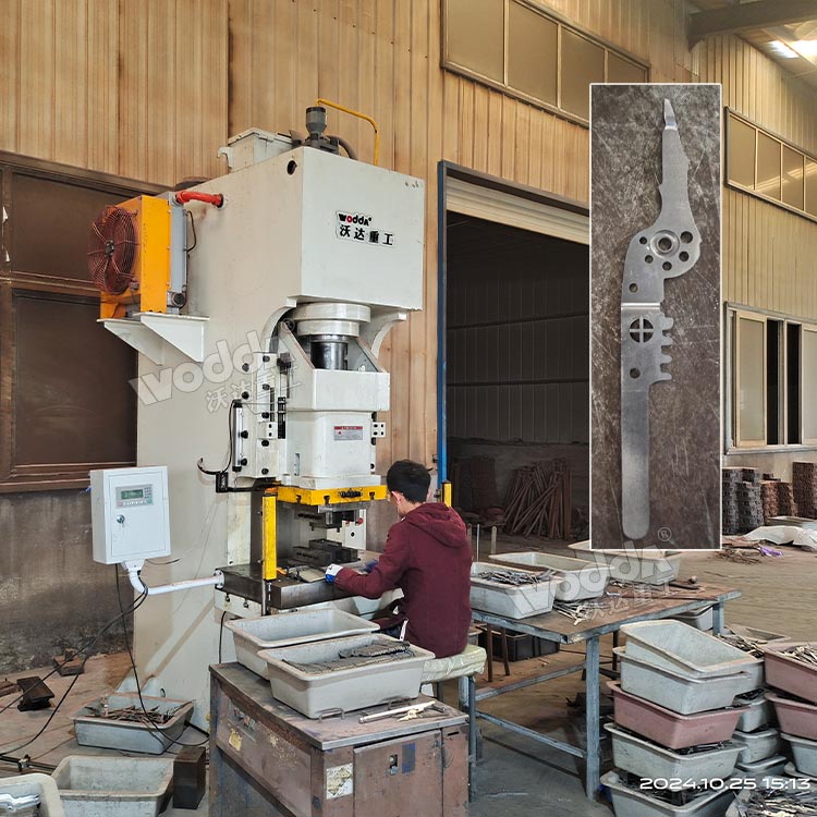 100吨液压冲床现场 100吨液压冲床现场