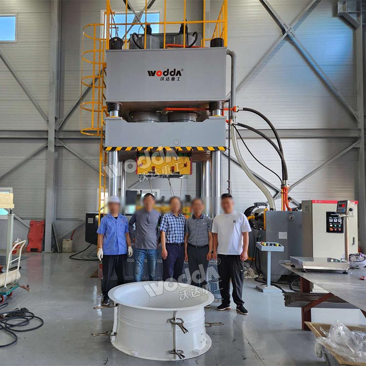 1000吨玻璃钢冷却塔风筒成型液压机现场 1000吨玻璃钢冷却塔风筒成型液压机现场