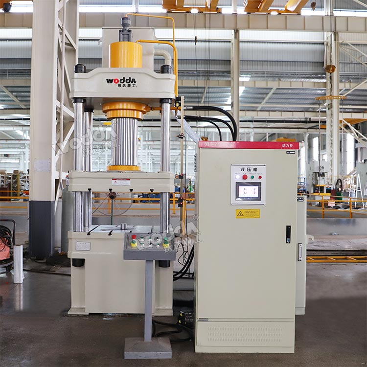 200吨三梁四柱液压机.jpg 200吨三梁四柱液压机.jpg