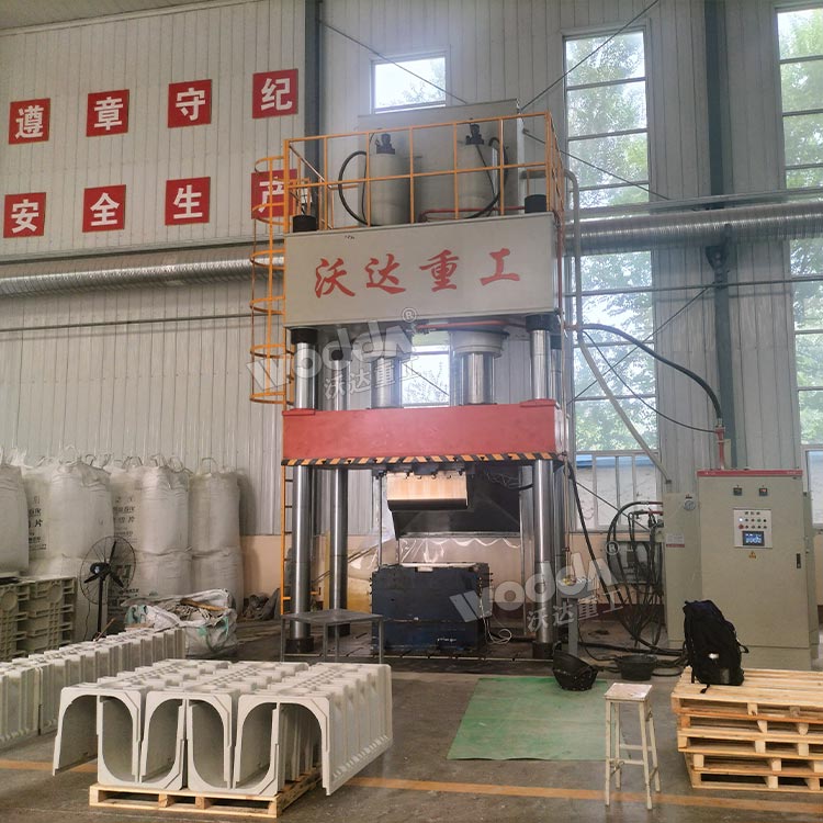 800吨复合材料成型液压机 800吨复合材料成型液压机