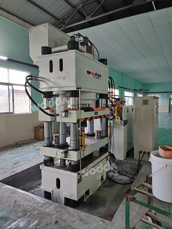 630吨四柱液压机现场 630吨四柱液压机现场