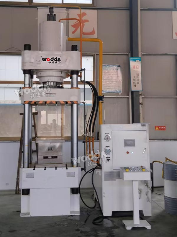 防弹头盔成型液压机现场 防弹头盔成型液压机现场