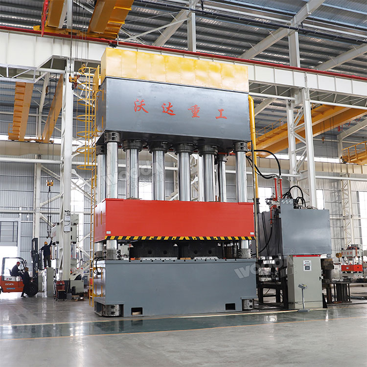 2500吨四柱液压机.jpg 2500吨四柱液压机.jpg