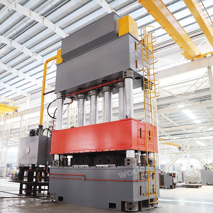 2500吨四柱液压机(背面) 2500吨四柱液压机(背面)