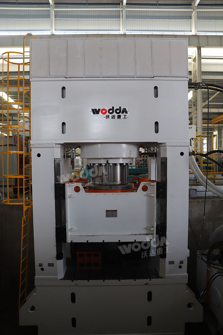 2500吨框架式锻造液压机.jpg 2500吨框架式锻造液压机.jpg