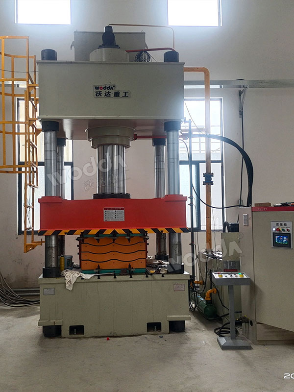 PE防弹插板液压机现场 PE防弹插板液压机现场