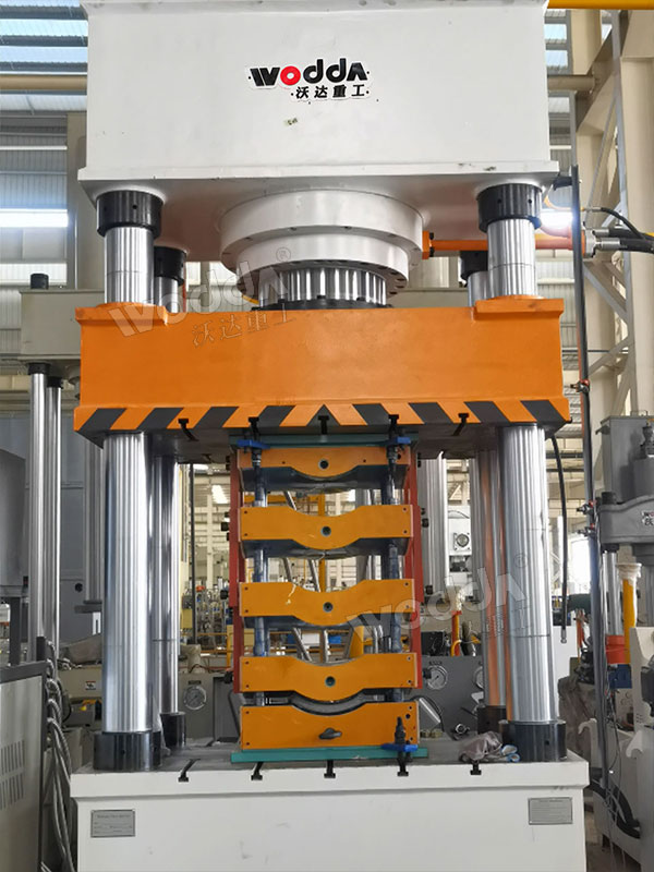 630吨四柱液压机车间试机 630吨四柱液压机车间试机