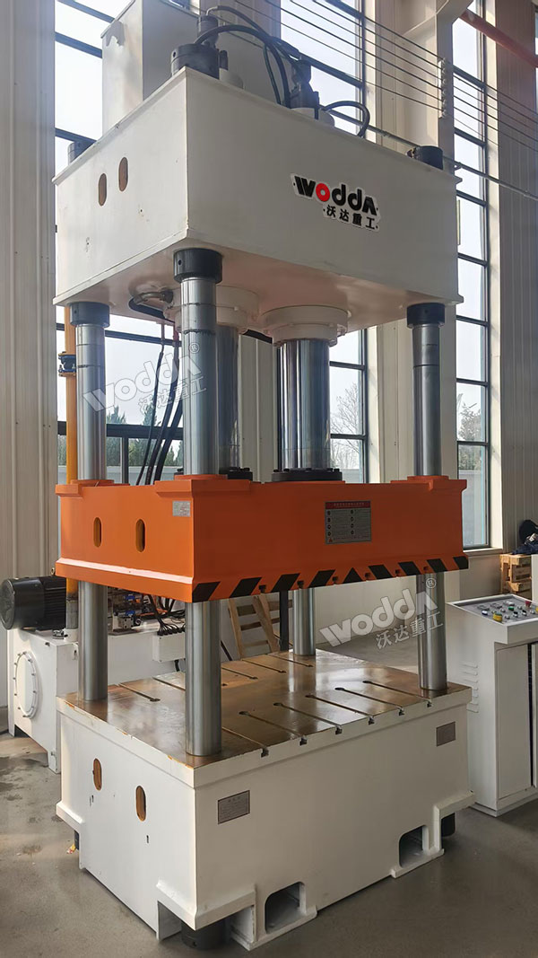 315吨汽车配件成型液压机现场 315吨汽车配件成型液压机现场