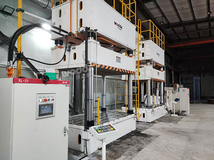 630吨四柱液压机现场 630吨四柱液压机现场