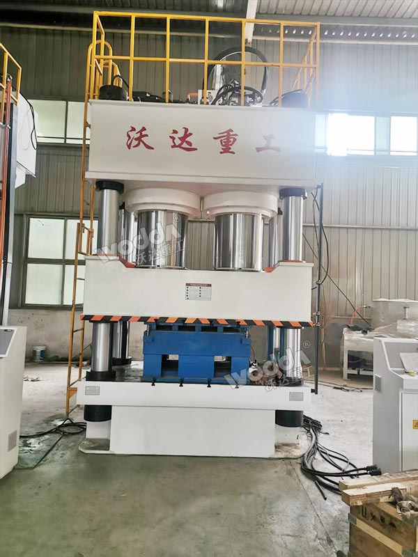 1800吨木屑托盘成型液压机现场 1800吨木屑托盘成型液压机现场