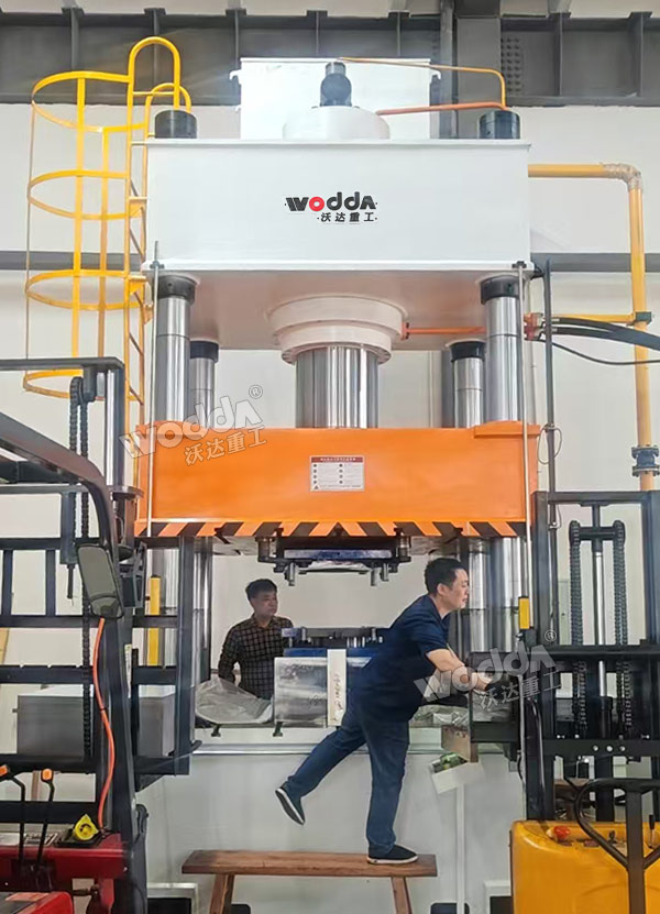 630吨汽车发动机护板成型液压机 630吨汽车发动机护板成型液压机