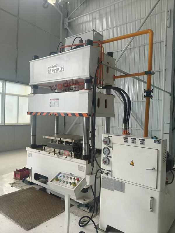 250吨四柱液压机带液压垫 250吨四柱液压机带液压垫