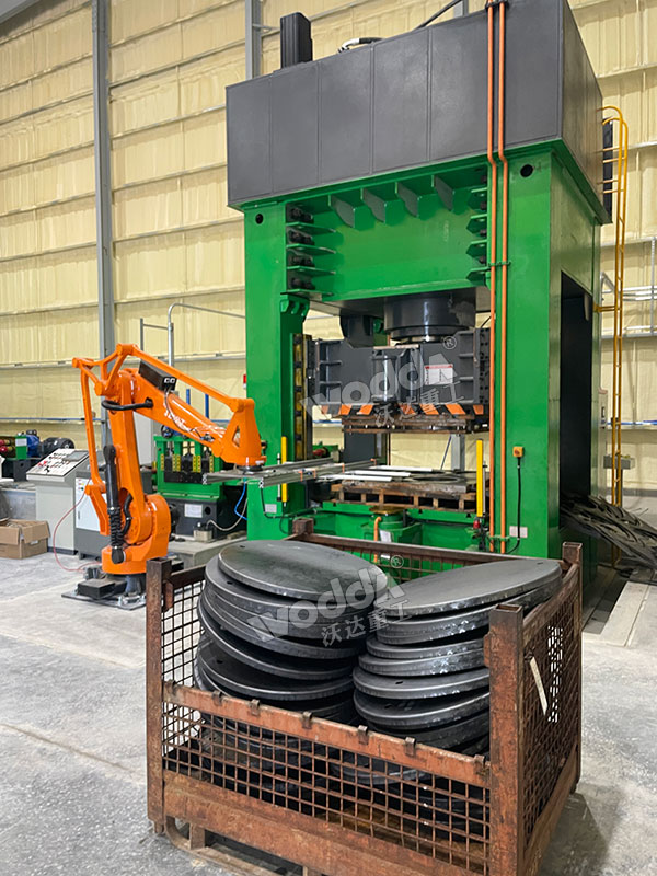 1000吨框架式液压机冲压海洋浮标现场 1000吨框架式液压机冲压海洋浮标现场