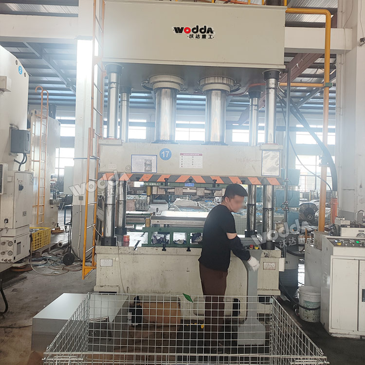 400吨四柱液压机现场 400吨四柱液压机现场