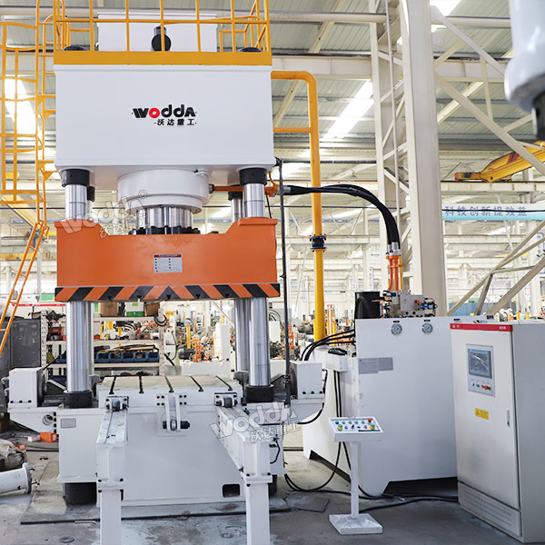 四柱液压机.jpg 四柱液压机.jpg