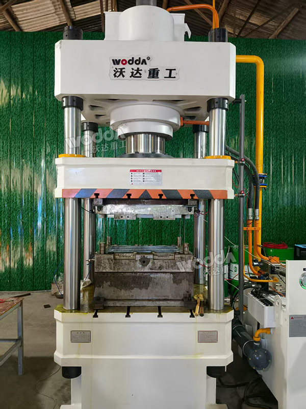 315吨复合材料成型液压机 315吨复合材料成型液压机