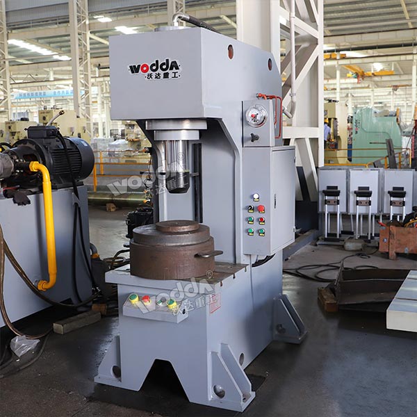 100吨单臂液压机(压头式) 100吨单臂液压机(压头式)