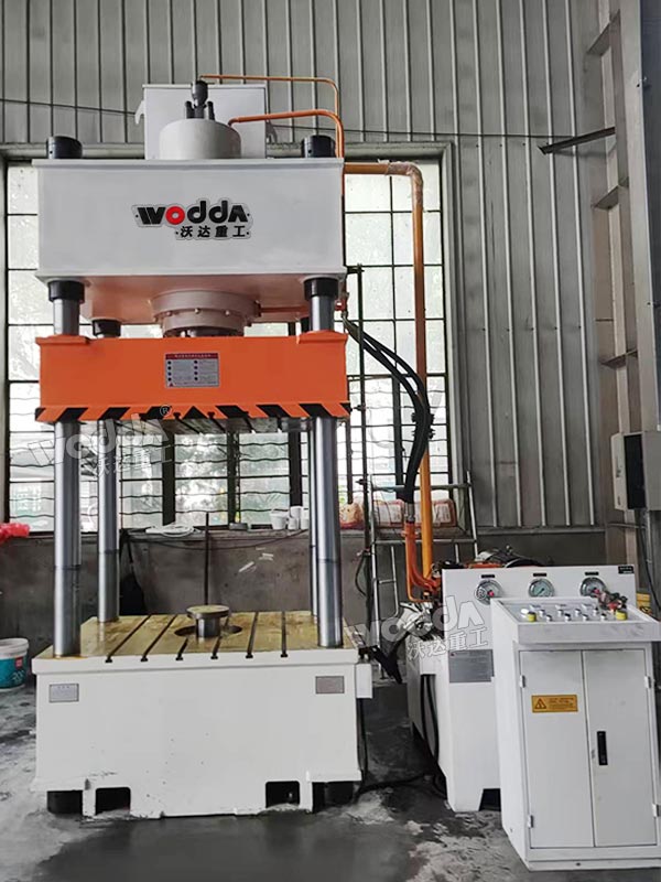 315吨四柱液压机安装完成 315吨四柱液压机安装完成