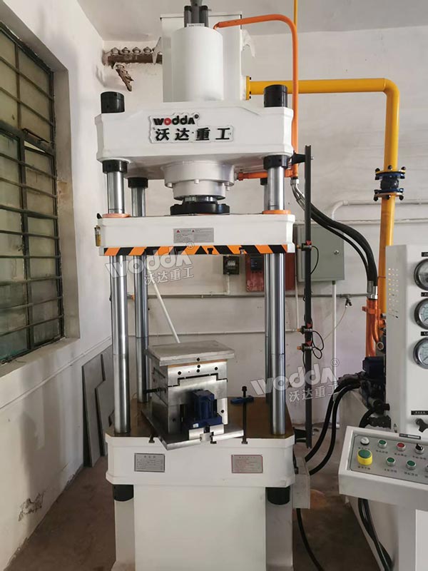 100吨四柱液压机 100吨四柱液压机