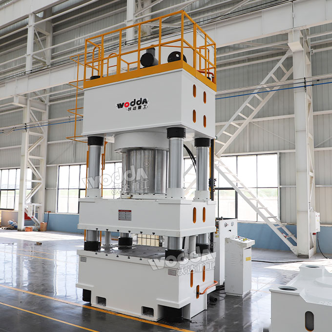 1600吨四柱液压机.jpg 1600吨四柱液压机.jpg