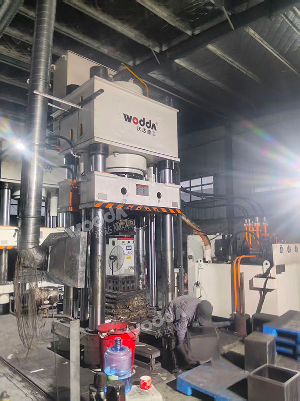 500吨石墨匣钵液压机现场 500吨石墨匣钵液压机现场