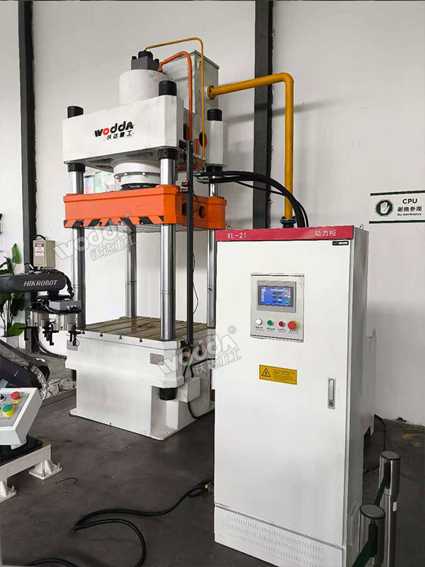 315吨四柱液压机现场 315吨四柱液压机现场