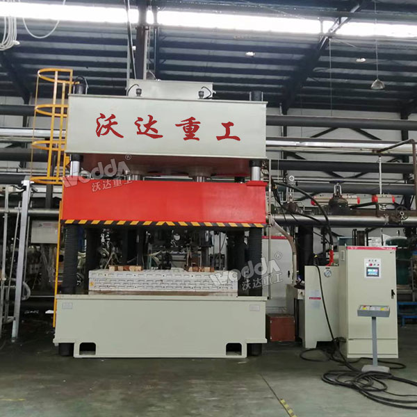 315吨四柱液压机现场 315吨四柱液压机现场