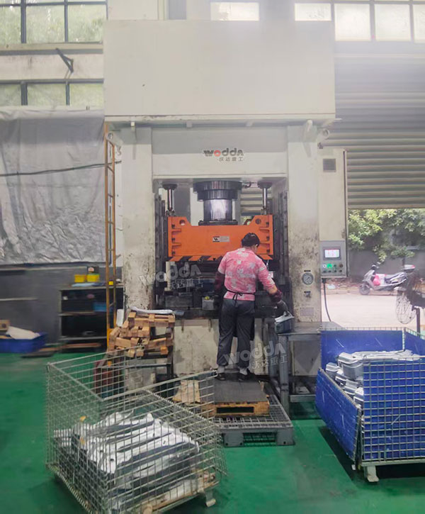 315吨框架式汽车配件成型液压机现场 315吨框架式汽车配件成型液压机现场