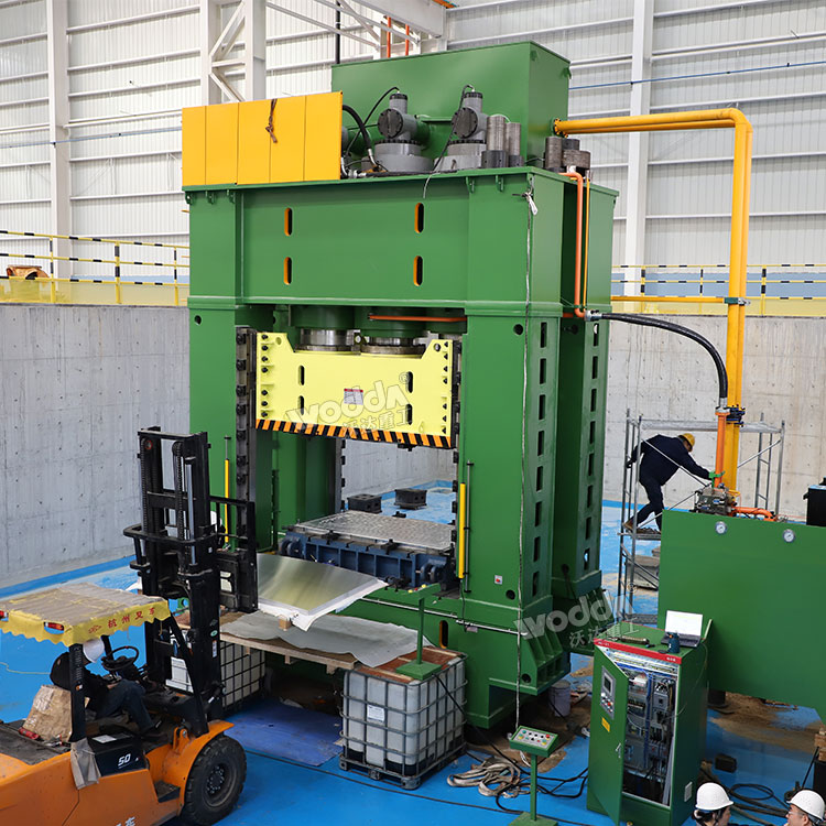 3000吨框架式液压机试机.jpg 3000吨框架式液压机试机.jpg