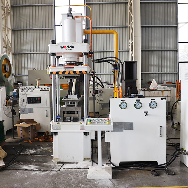 630吨四柱液压机车间试机 630吨四柱液压机车间试机